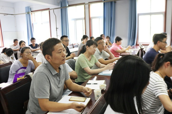 北京市农林科学院蔬菜研究中心温常龙副研究员应邀为纸牌游戏在线玩中心
师生做学术汇报