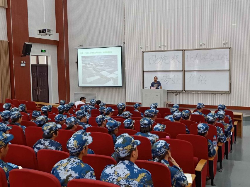 纸牌游戏在线
设工专业召开18级新生专业介绍会