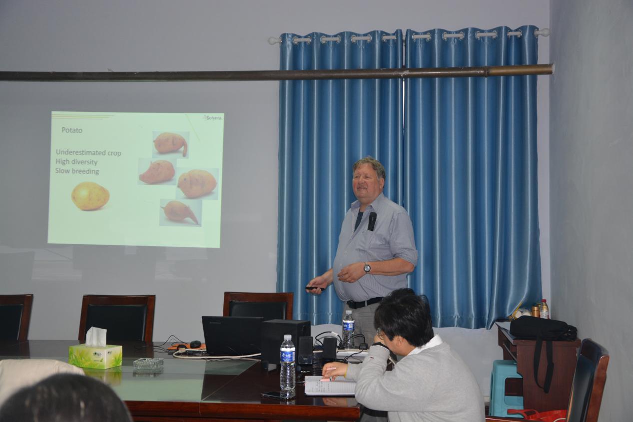 荷兰瓦赫宁根大学高级研究员Sjaak van Heusden应邀为纸牌游戏在线
师生作报告